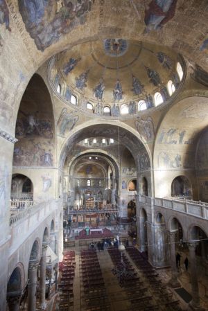 Patriarchal Cathedral Basilica of Saint Mark interior 5 sm.jpg